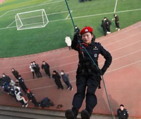 AYX-广州队训练开放日，转会期更衣室发声引欢呼，法甲在即，控场能力受关注(勇士交易发生后科尔紧闭更衣室大门)