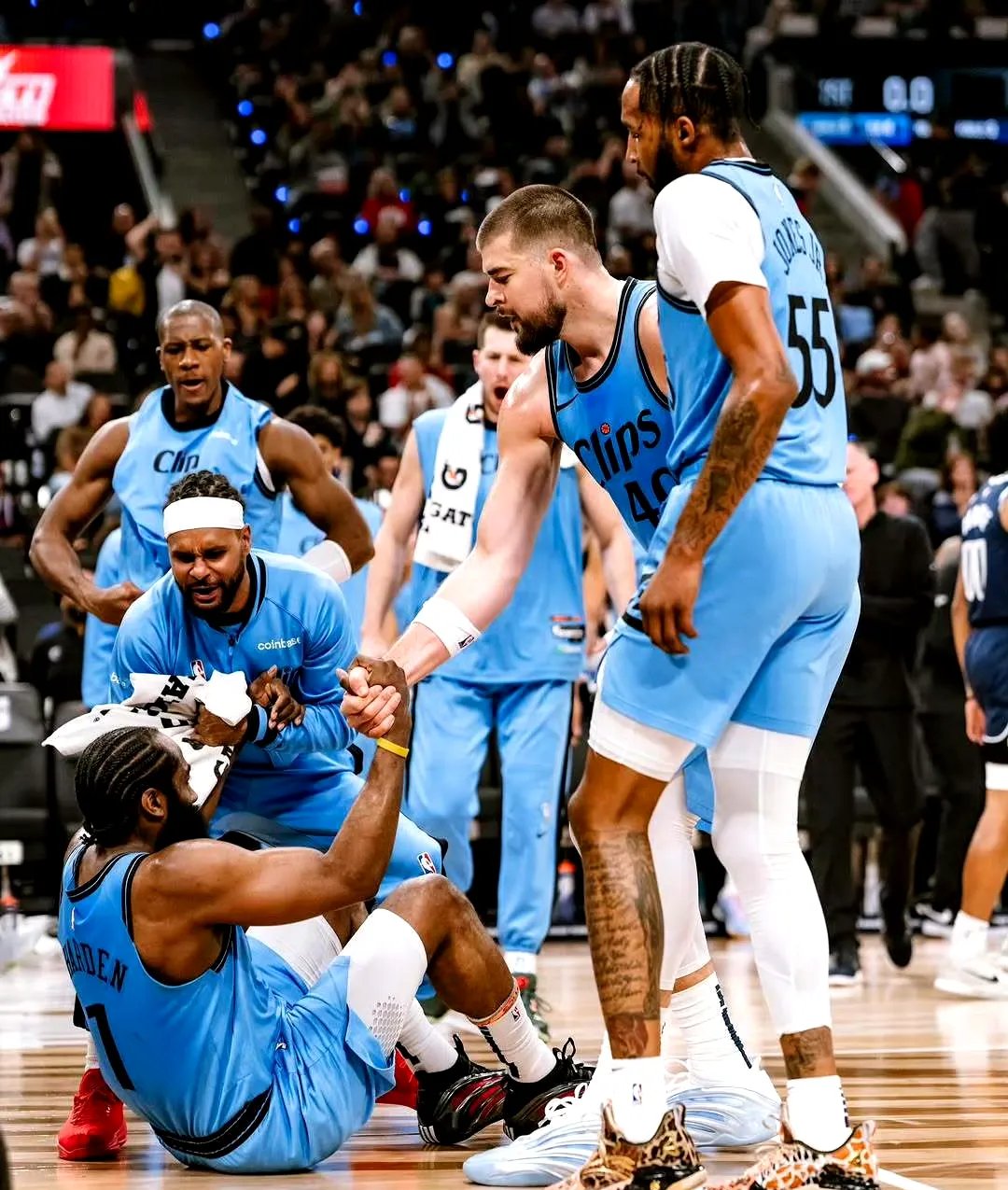 关于转折点洛杉矶快船手感冰凉，国王杯赛前攻防权衡，气氛紧张，阵容厚度经受考验的信息