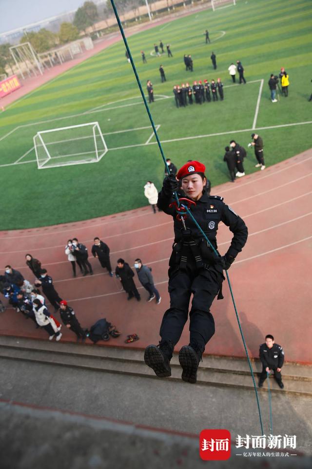 广州队训练开放日，转会期更衣室发声引欢呼，法甲在即，控场能力受关注(勇士交易发生后科尔紧闭更衣室大门)