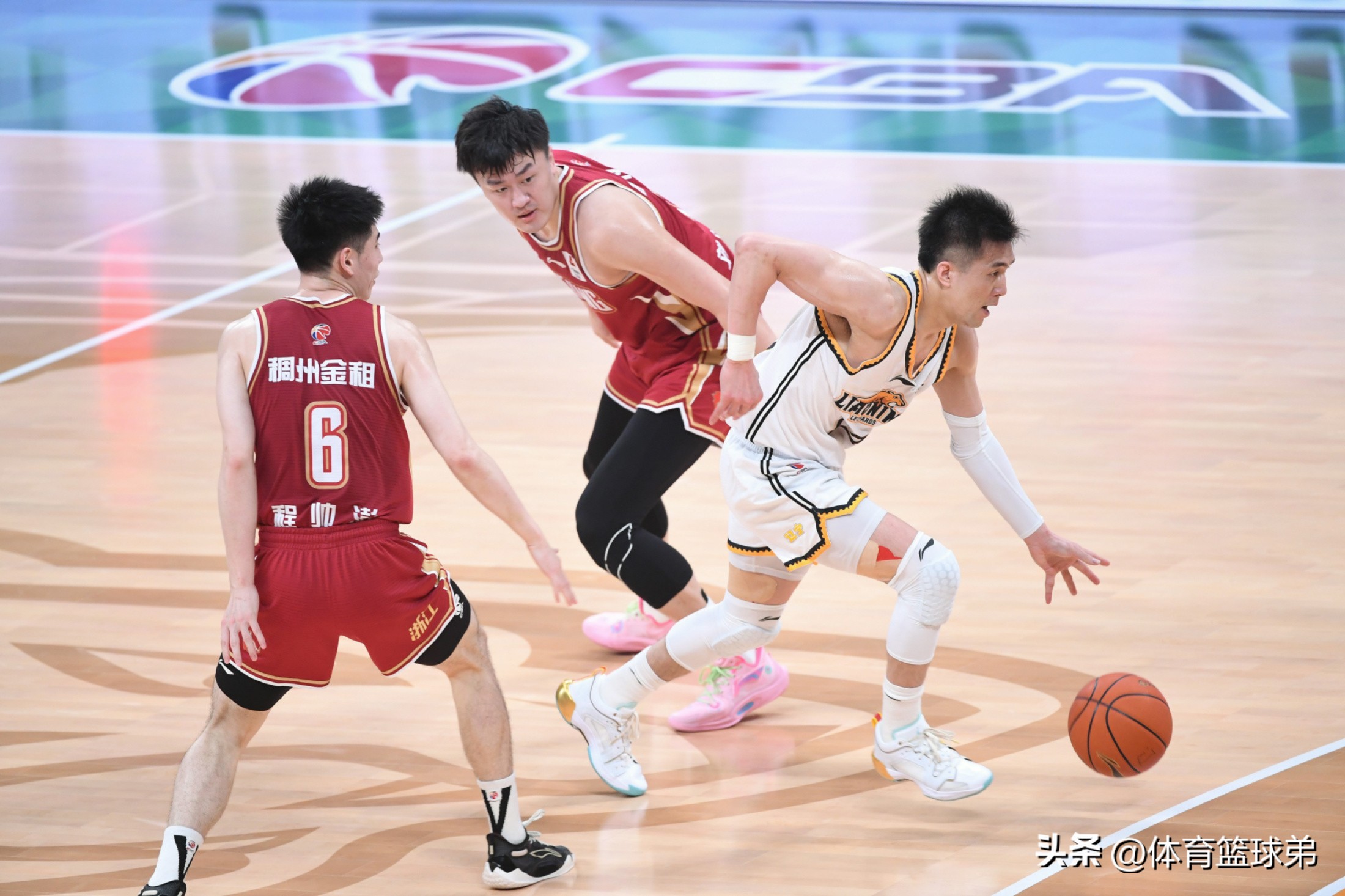 冲刺阶段CBA季后赛传出新动向，北京首钢篮板制胜，管理层表态：质疑声仍在，团队化学反应显著的简单介绍
